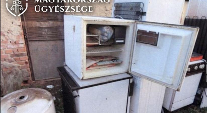 4 darab, veszélyes hulladéknak számító hűtőt rakott le egy férfi Szombathely belterületén