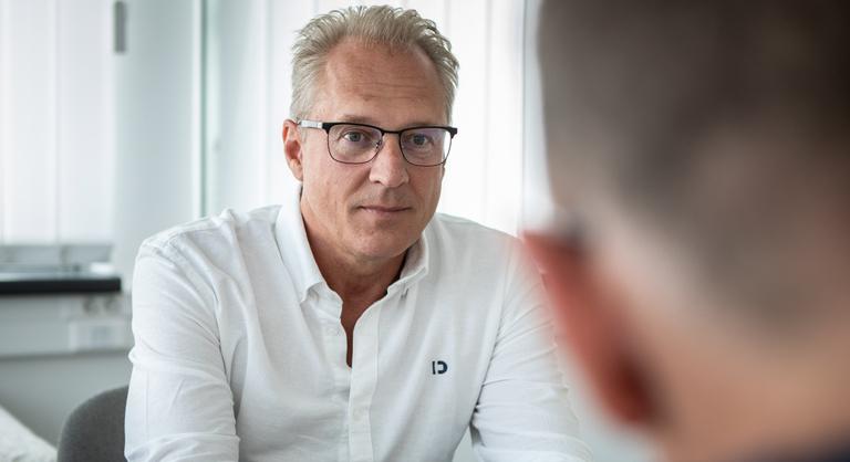A nyilvánosságot elsőként vállaló Széchy-áldozat az Indexnek: Átöltöztetett, közben elöl-hátul simogatott