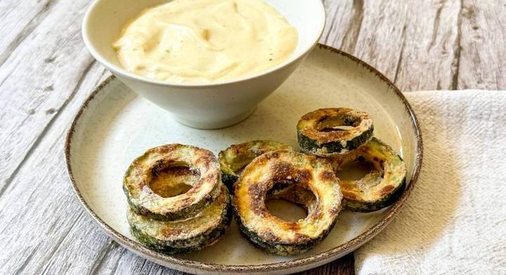 Pirult, chilis cukkinikarika: krémes, majonézes mártogatóssal kínáld