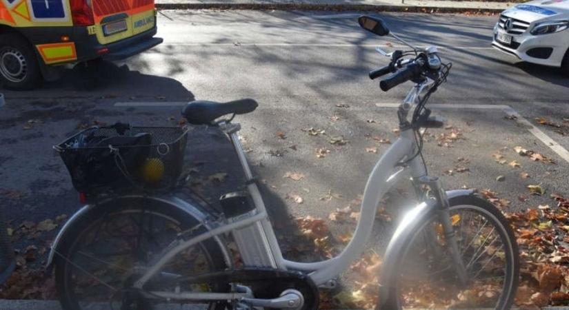 A bukósisak mentette meg a biciklist, így is eltörtek a bordái – nagyot hibázott az autós