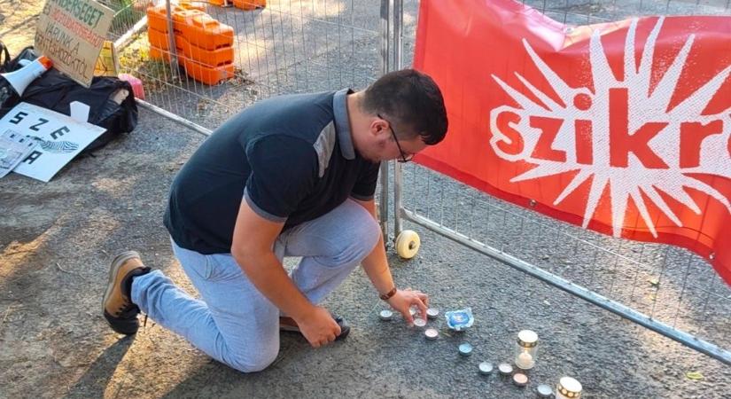 Gyertyagyújtást tartott a Szikra Mozgalom debreceni szervezete a Keletterv romjai előtt