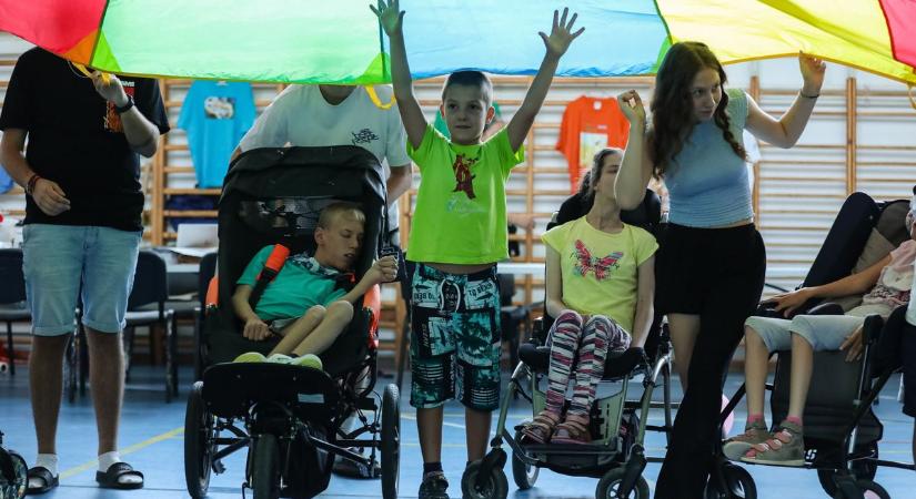 Kacifántosok és ép gyerekek együtt - Felejthetetlen élményeket szereznek a táborban - fotók, videó