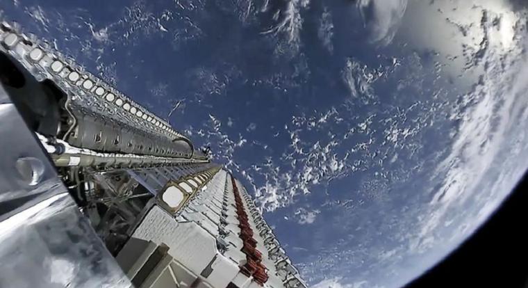 Összecsuklott Elon Musk Starlinkje