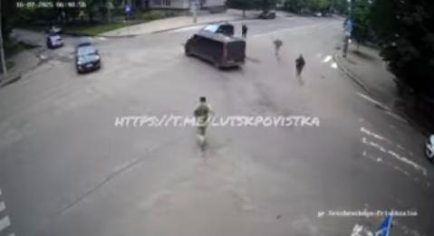 A kényszersorozók a nyílt utcán először elütik, majd elrabolják a férfit (Videó) (18)