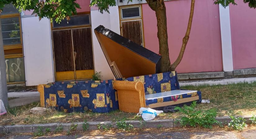 Dorog lakótelepein az illegális hulladéklerakások