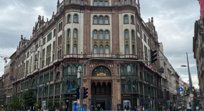 Parisi udvar – milyen múltat rejt Budapest első, modern üzletháza?
