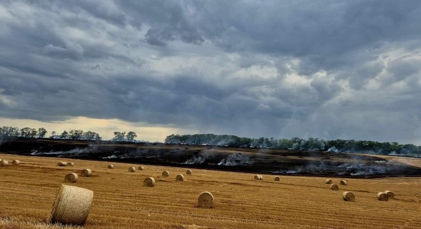 Kigyulladt egy mezőgazdasági gép, leégett az egész mező a Galántai járásban