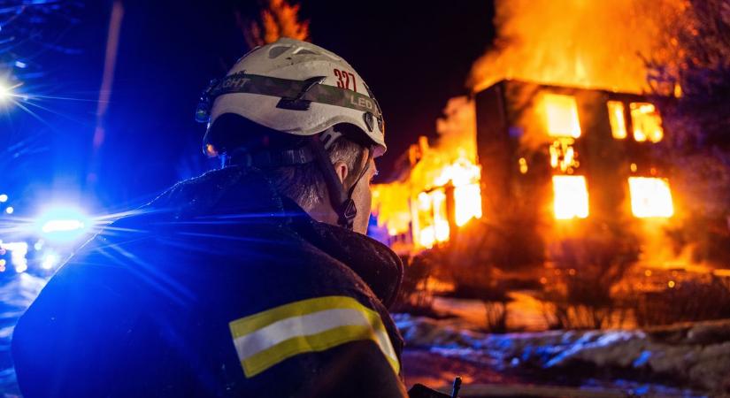 Kigyulladt egy épület Makón: a tűzoltókat és a rendőröket is sokkolta, amit a házban találtak a tűz után