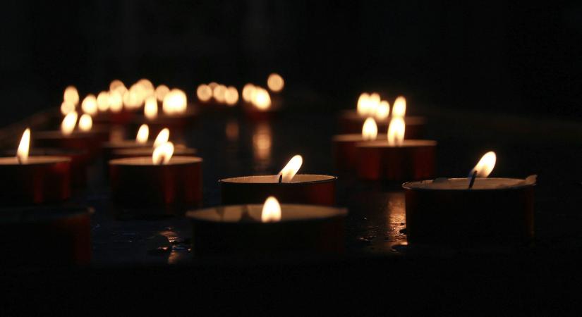 Ima közben a gyerekekre szakadt az iskola teteje, többen meghaltak