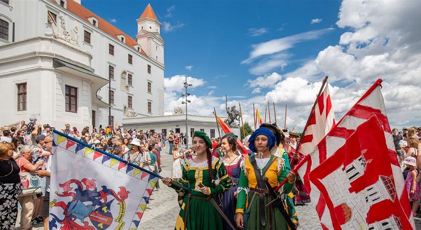 Éljen a király!