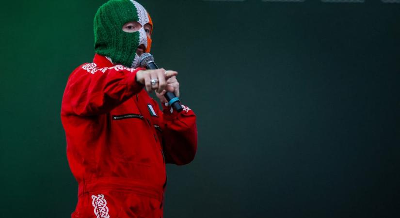 Rendőrök rohanták le a férfit, aki a Kneecap kitiltása miatt kommentben a Parlament felrobbantásával fenyegetőzött