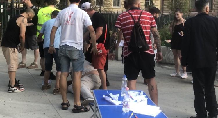 Verekedésbe torkollott Pikó Andrásék józsefvárosi rendezvénye (Videó)