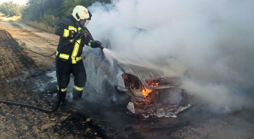 Lángba borult egy autó Paks külterületén – a tűz a tarlóra is átterjedt (fotók)