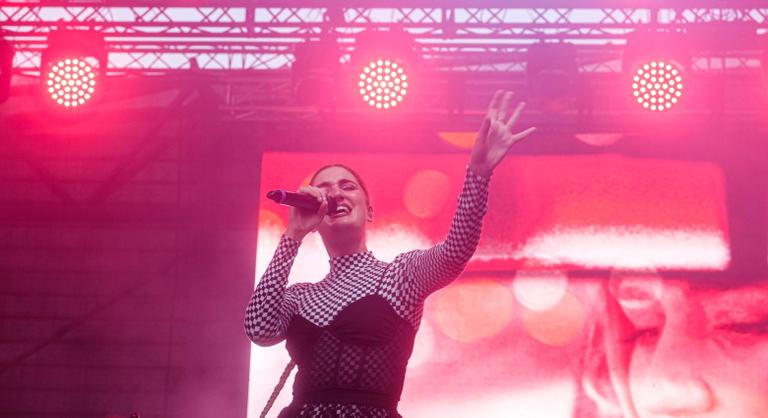 Szivárványos zászló, Népszabadság-póló és áthúzott KDNP-logó is megjelent Tusványos színpadán
