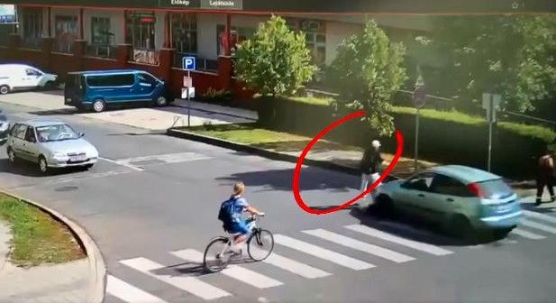Rollerest gázoltak a zebrán Kazincbarcikán