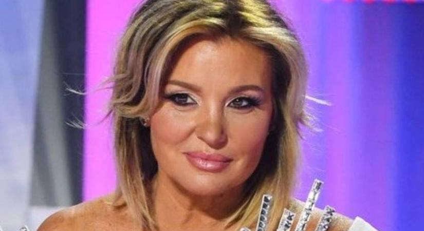 Az 52 éves Liptai Claudia görög istennő a csíkos ruhában: férje le sem tudja venni a kezét róla
