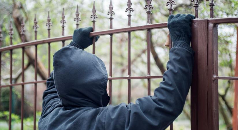 Ruhát cserélt és elmenekült, de nem jutott messzire az idős nő támadója
