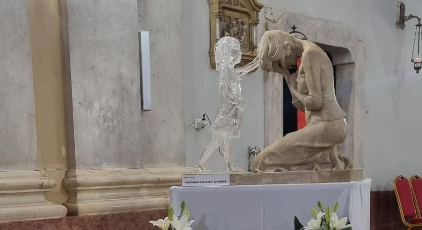 „Itt sírnak azok, akik nem születhettek meg” – különleges vándorszobor érkezett Tolnára