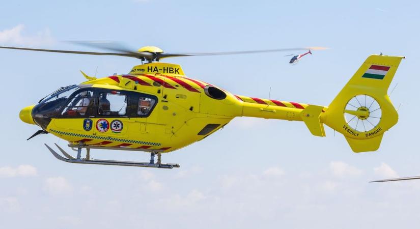 Mentőhelikopter is érkezett a felborult autóhoz