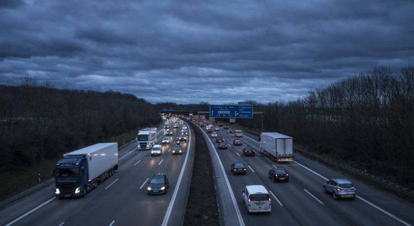 Nagy változás jön az utakon a kánikula miatt hétvégén: sok autóst érinthet