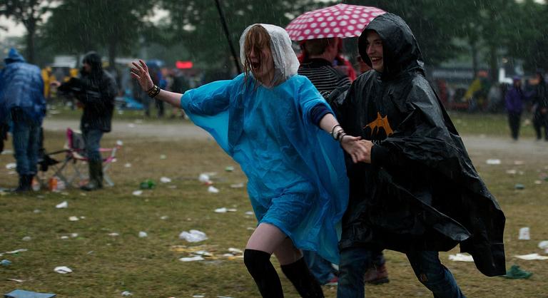 Húszezer fesztiválozót evakuáltak az ítéletidő miatt