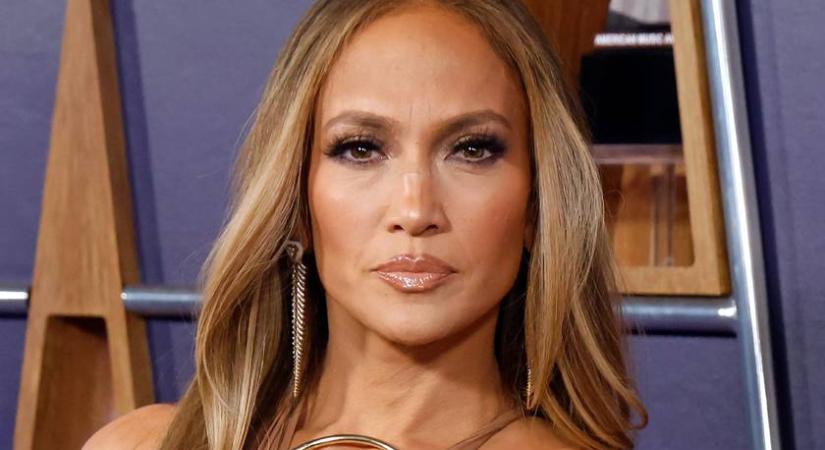 Az 56 éves Jennifer Lopez smink nélkül szelfizett: ennyire más, ha nem veszik kezelésbe a profik