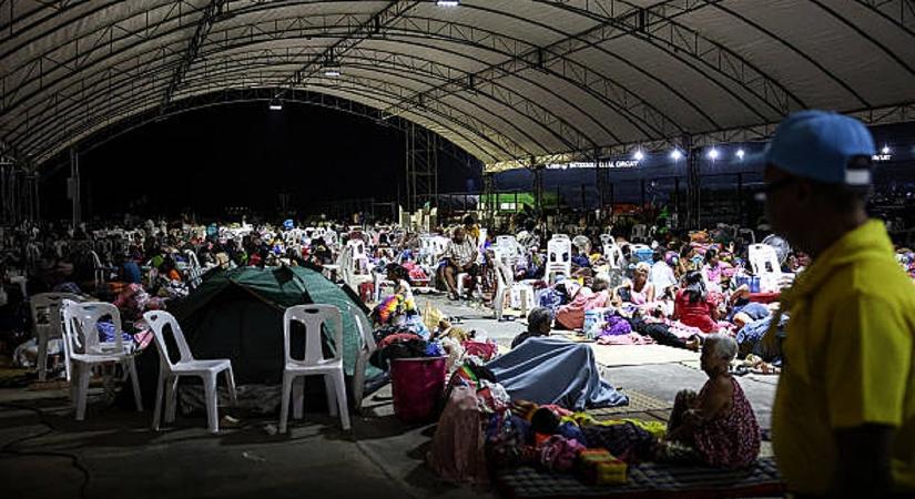 Százezrek menekülnek a thai-kambodzsai határon, ukrán tankok is előkerültek