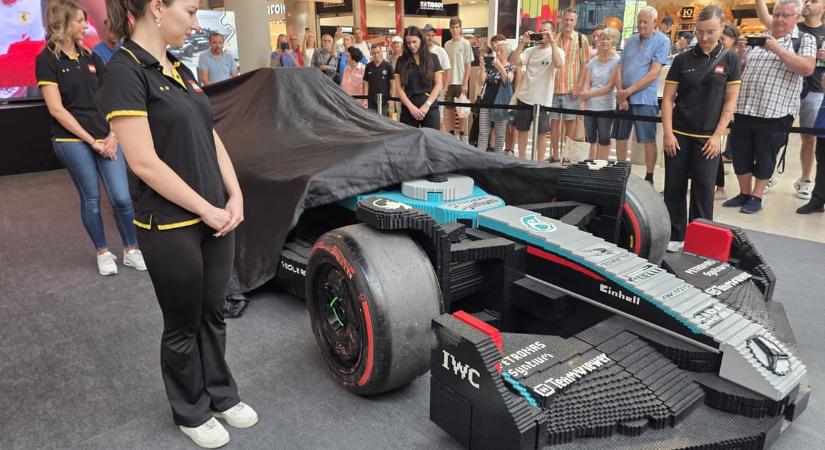 Budapesten a Lego életnagyságú és vezethető F1-autója – alaposan körbefotóztuk