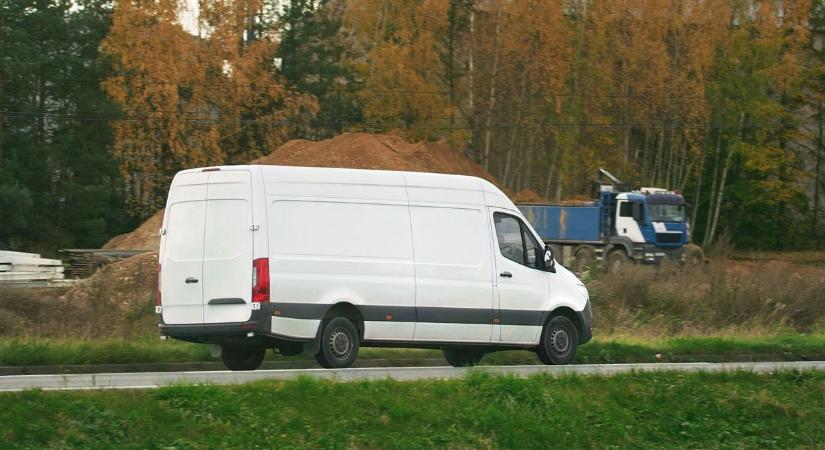 Borzalmas tragédia Túrkevén: szörnyethalt a férfi, akit szerelés közben a saját autója gázolt halálra