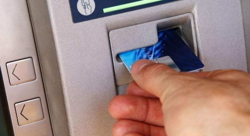 Hibázott az ATM-nél, idegen zsebében landolt a pénze