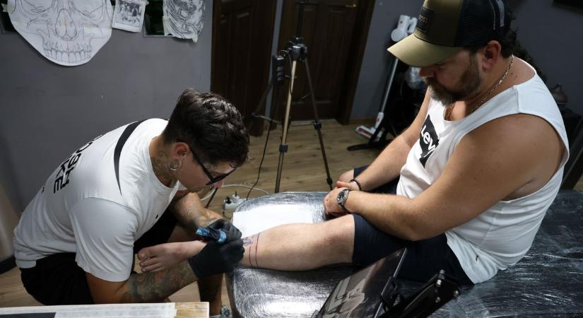Hogy lesz a kopott delfinből a poklok csábos démona? Nyári kihívások a tetoválószalonban – ezt ne kérd, ha jót akarsz