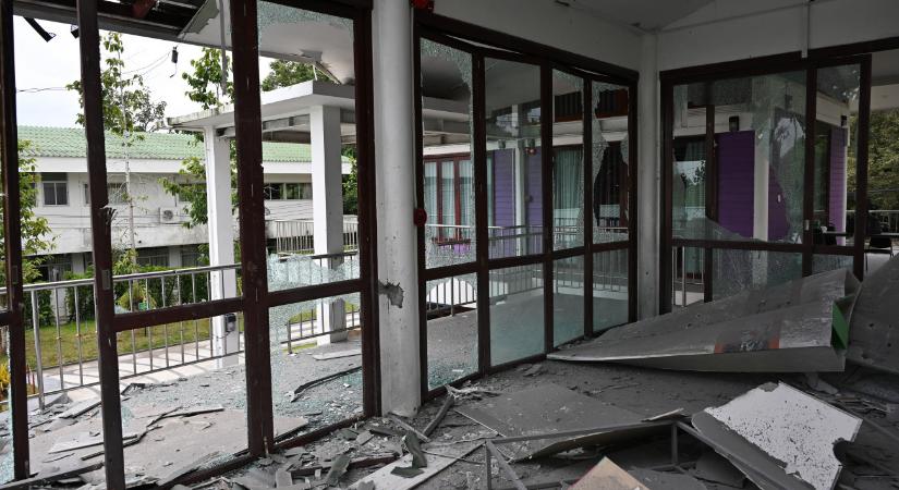 Határ menti tűzpárbaj: százezer civilt evakuáltak Thaiföldön