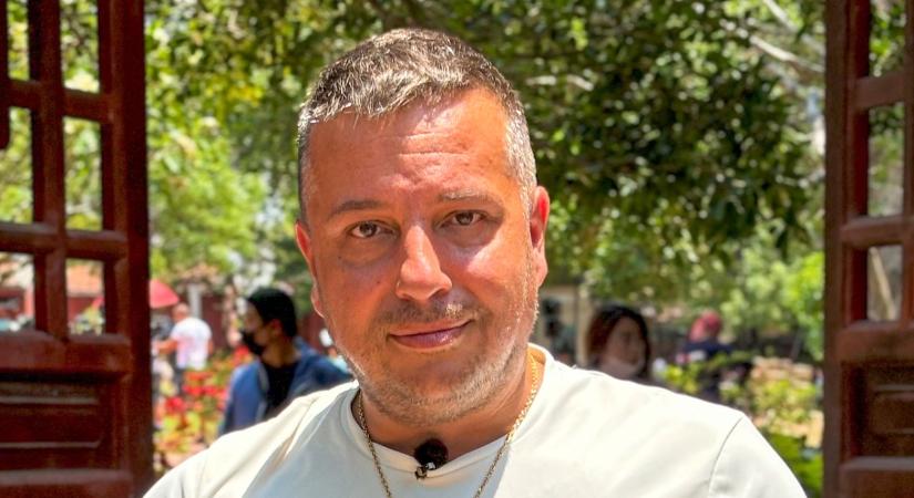 L.L. Juniort máris egy másik csinos hölgy csókolja: íme a fotó