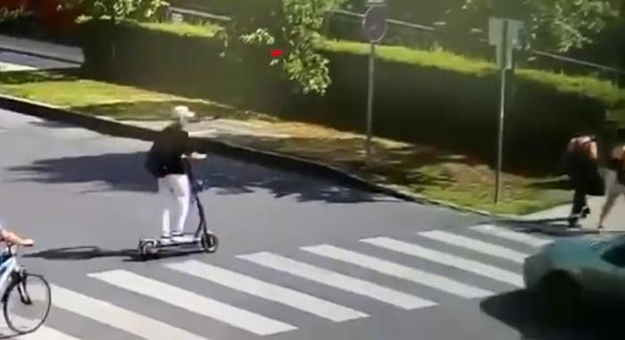 Elgázolták a zebrán átszáguldó borsodi rollerest