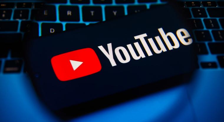 A YouTube autentikus tartalmat akar, de mégis tolja az AI funkciókat