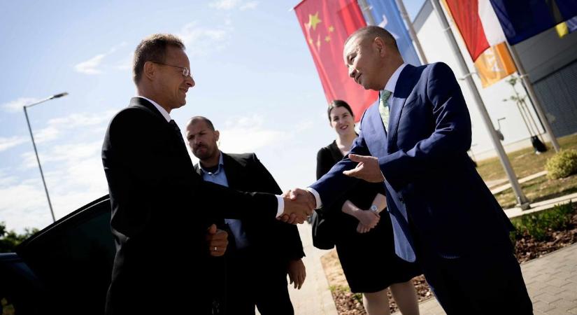 Így kell ezt csinálni: Szijjártó olyan bejelentést tett, amire fél Európa felkapja a fejét