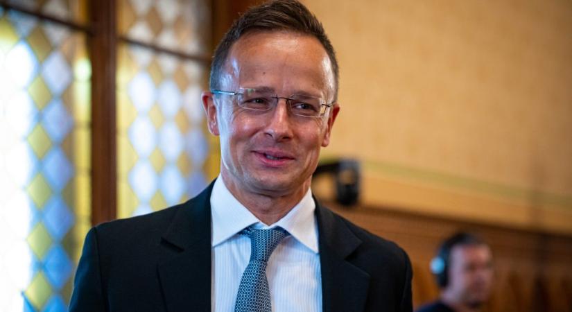 Állami támogatással épült kínai gyárat avatott és méltatott Szijjártó Péter Kaposváron