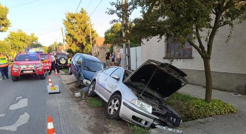 Különös karambol Piliscsabán: két parkoló autót sodort az árokba egy harmadik