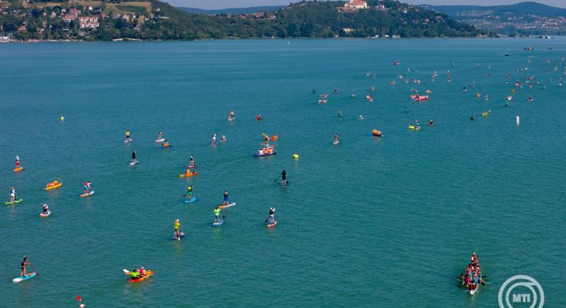 Elhalasztották a Balaton-átúszást