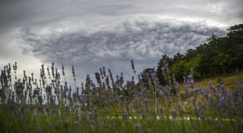 A hőség után jégesővel, erős széllel és viharokkal jön a lehűlés