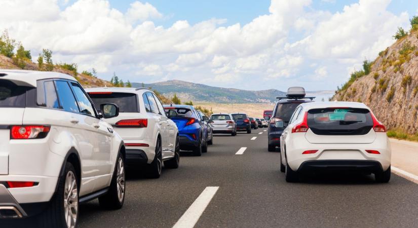 Most lesz csak nagy dugó: újabb karambol történt az M7-esen, tűzoltók a helyszínen