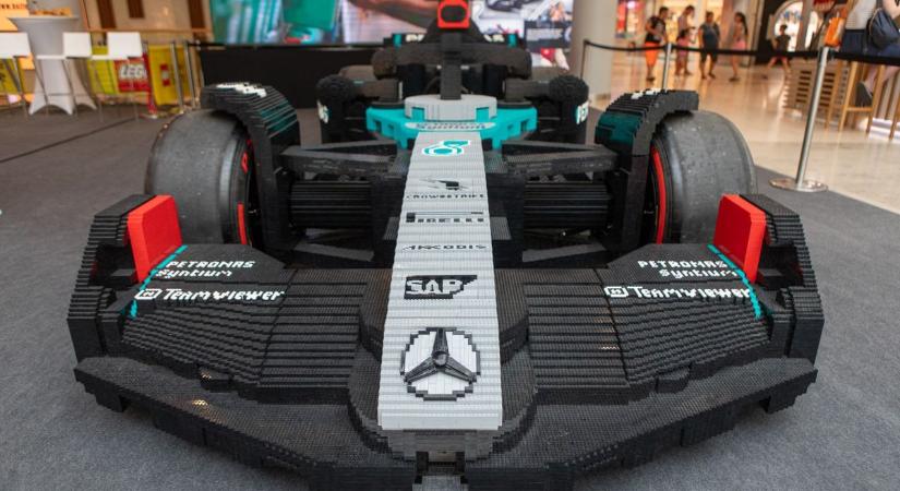 Ilyet még sosem csinált a LEGO: az életnagyságú villamos után most működő Formula–1-es autót mutattak be
