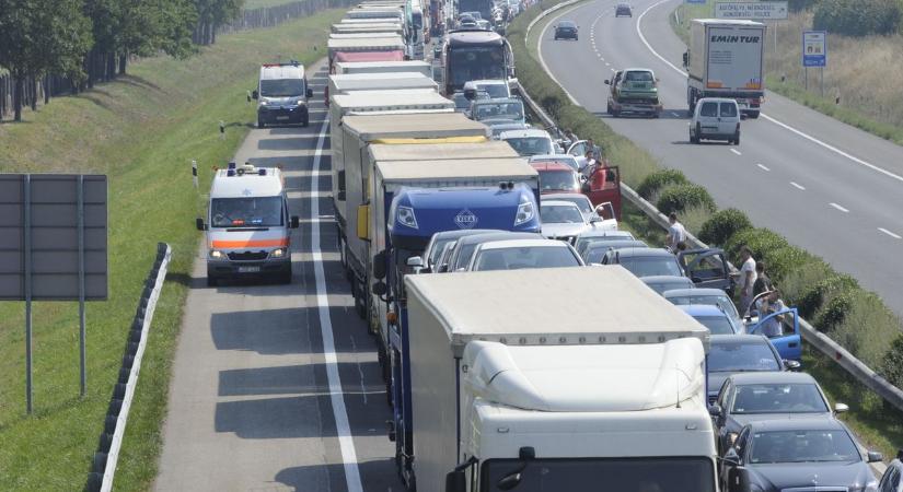 Kezdődik..., baleset az M7-esen, 10 kilométeres kocsisor araszol a Balaton felé