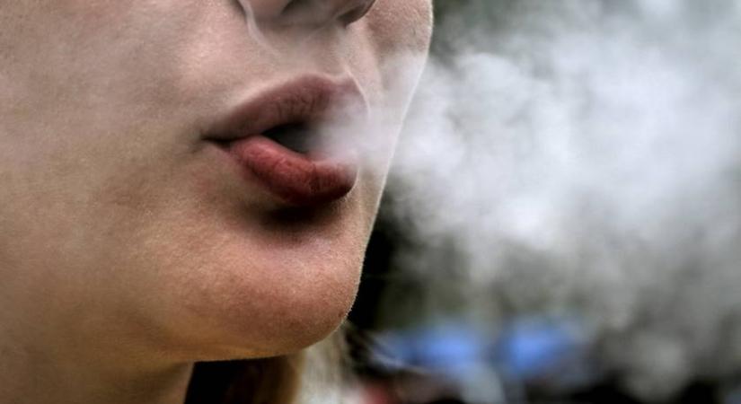 Több mint ezer forinttal drágulhat a cigaretta, ha ezt megszavazzák: más dohánytermékeket is érint
