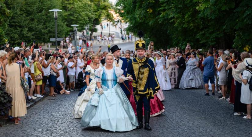 Kétszáz cigányzenész muzsikál a kétszáz éves Anna-bálon