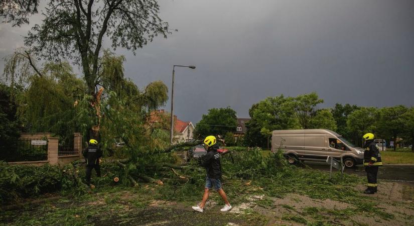 Itt a következő kör? Szélviharral, jéggolyókkal robbanhatnak be a zivatarok Hajdú-Biharban! Már kint a figyelmeztetés!
