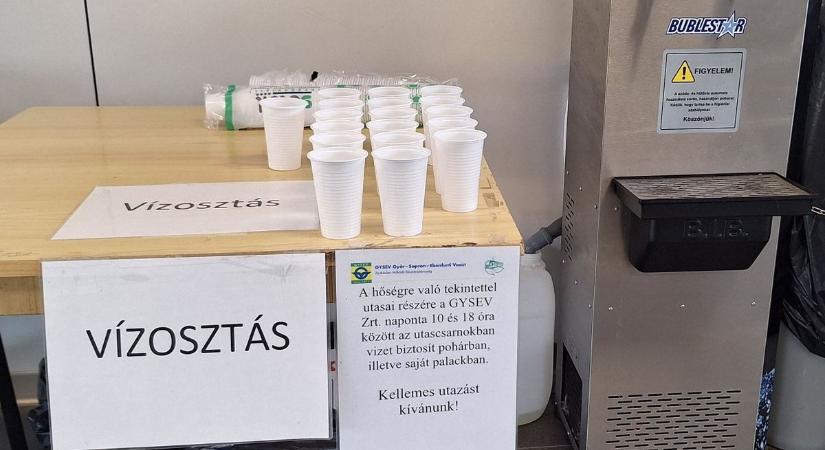 Vizet osztanak a soproni vasútállomáson, poharakat is helyeztek az automaták mellé - fotó