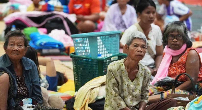 Thaiföld több mint 130 ezer embert evakuált a kambodzsai határ közeléből