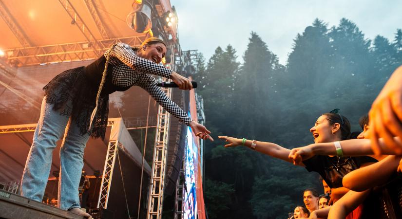 A Margaret Island szivárványos zászlóval, a Punnany Massif „Népszabadság” feliratú pólóval provokálta a Fideszt Tusványoson