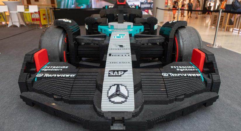 LEGO-ból készült életnagyságú F1-es autó érkezett Budapestre
